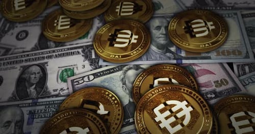 Pièce de cryptomonnaie Dai ETH stablecoin sur des billets en dollars