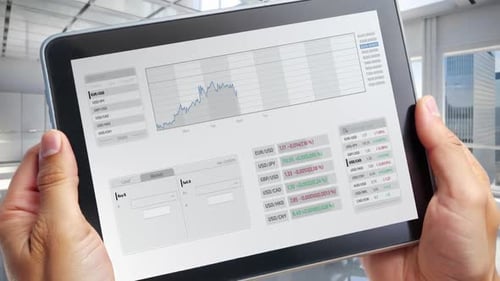 Infográficos de ações em um tablet nas mãos de um investidor