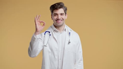 Positiver Arzt, Mann mit Ok Okay, Handzeichen, Geste, Glücklicher Arzt