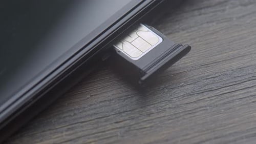 Einlegen einer modernen Nano-SIM-Karte in ein Smartphone