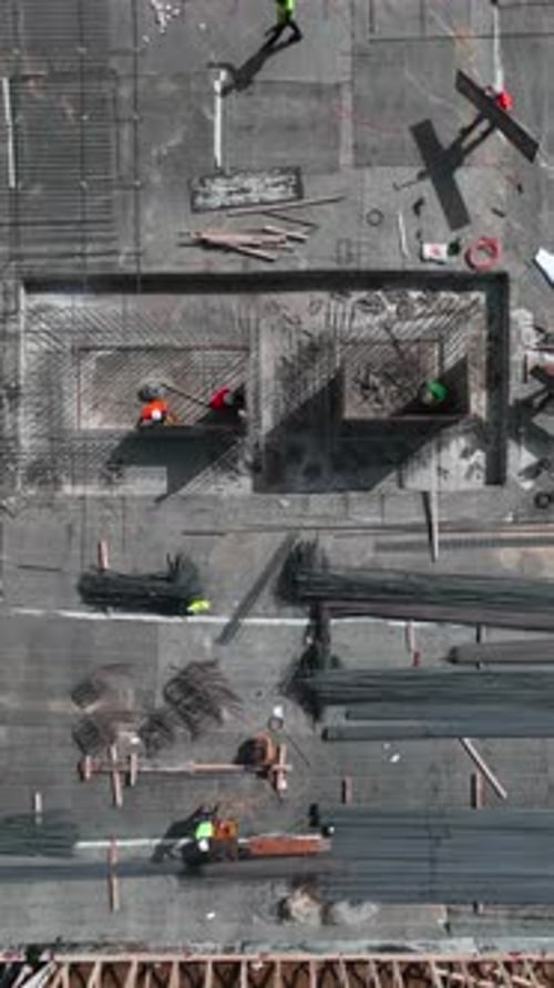 Vídeo vertical: lapso de tiempo de trabajo con estructuras metálicas y vertido de hormigón capturado en un edificio activo