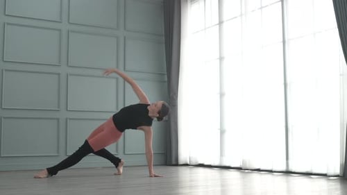 Freunde üben Balletttanz im Studio.