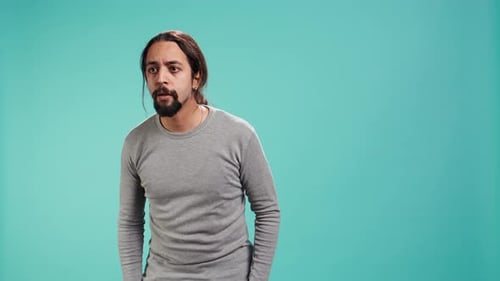 Porträt eines verängstigten Mannes, der sein Gesicht mit Händen bedeckt und sich verstört fühlt