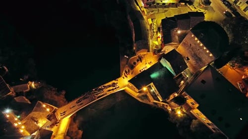 Alte Brücke in Mostar bei Nacht in Bosnien-Herzegowina