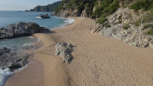 praia mediterrânea paradisíaca águas azuis turquesas sem pessoas vista aérea drone spain catalunya co
