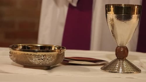 Der Priester ist ein Mensch, der Fehler macht, liebt, umarmt und zeigt, dass Gott aus Fleisch geworden ist