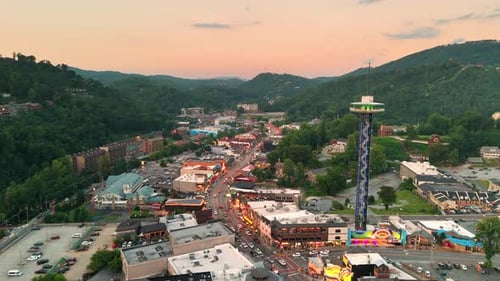 La avenida principal de Gatlinburg está bordeada de restaurantes iluminados, tiendas de recuerdos, atracciones y