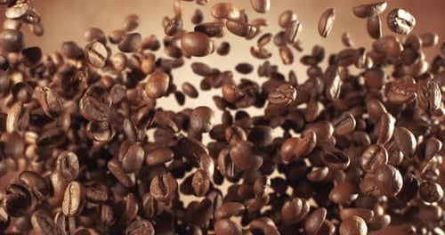 Des
grains de café parfumés planent dans le cadre. Grains de café filmés avec une caméra super ralenti à 1000 images par seconde.