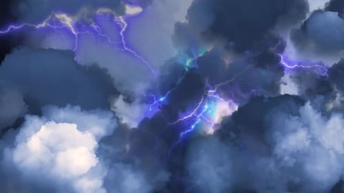 Das Wetter wurde wolkig mit rollenden dunklen Wolken und Donner und Blitzen
