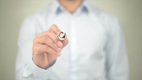 Cloud Server Man schreibt auf transparentem Bildschirm
