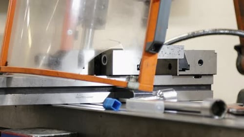 close up Cnc Cutting Power Action em objetos metálicos horizontais de ferragens, detalhes industriais em computação