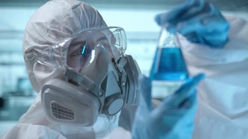 Laborwissenschaftler analysiert Pharmaschlauch mit Atemschutzmaske Medizintechnik Medizin