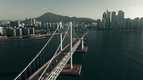 Luftaufnahme des Verkehrs auf der Gwangan-Hängebrücke in Busan, Südkorea