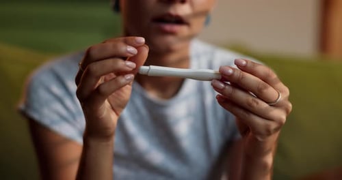 Hände, Frau und nervös bei Schwangerschaftstest, Angst oder enttäuscht über negative Ergebnisse
