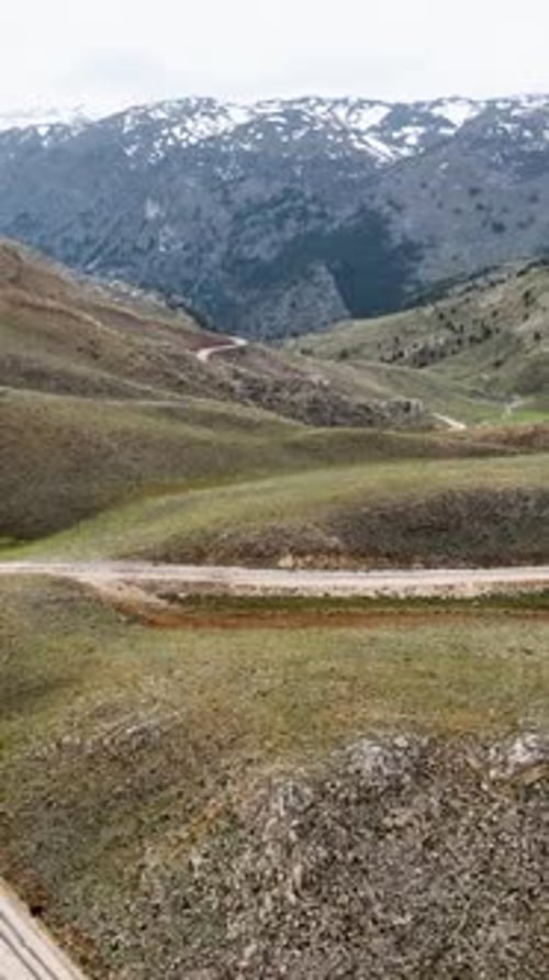 Vidéo verticale de la route dans un décor semblable à celui de Mars à la conquête de montagnes inexplorées
