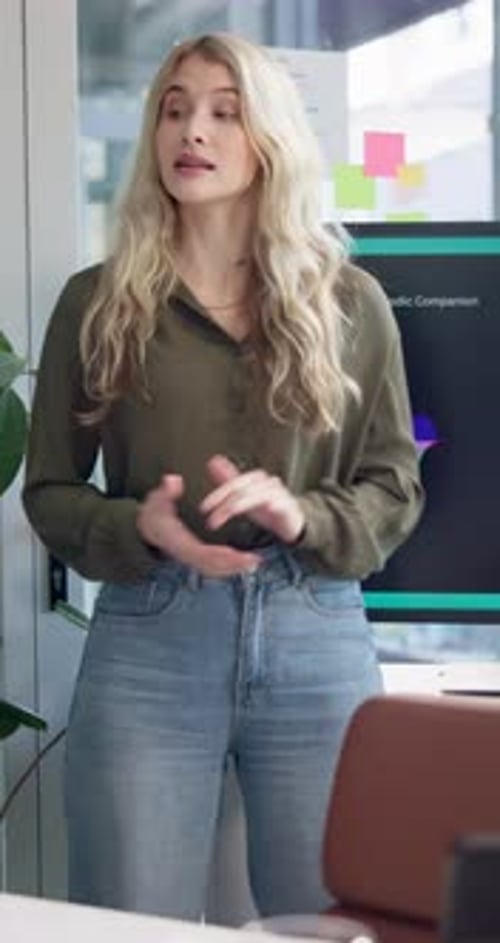 Présentation, projet et femme d'affaires en réunion pour une start-up technologique et un prototype d'application musicale