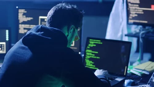 Un experto en ciberseguridad está analizando los datos en un entorno oscuro para garantizar la seguridad