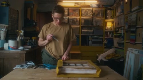 Una artesana explica cómo volver a tapizar muebles ante la cámara