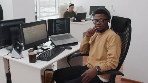 Afroamerikanischer Programmierer im Büro