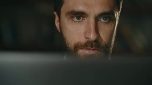 Stilvoller junger Mann im Büro, arbeitet am Laptop oder PC Geschäftsmann macht sich Notizen auf Notizbuch Geschäftsidee