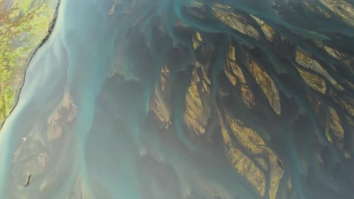 Luftaufnahme der Wasserbildung entlang der Küste im Floi Nature Reserve, Island.