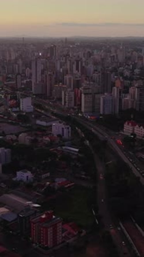 Horizonte de Curitiba en Curitiba, en Paraná, Brasil, con parques verdes de Curitiba y parque del horizonte de la ciudad