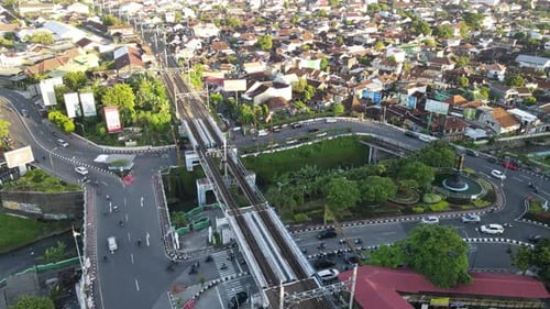 Trafic aérien avec un pont ferroviaire dans la ville de Yogyakarta.