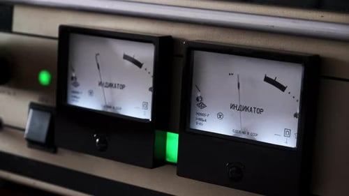 Analog Sound Level Meters of Audio Signal on a Homemade Vintage Tube Amplifier