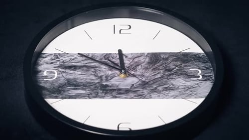 Horloge murale : faites pivoter les aiguilles de l'horloge en timelapse sur fond noir