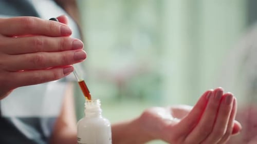 Un styliste professionnel prépare un mélange de sérum personnalisé. Une esthéticienne qualifiée mesure méticuleusement