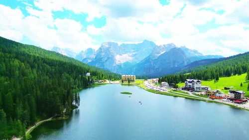 Blick auf den Pragser Wildsee in den Dolomiten, Italien
