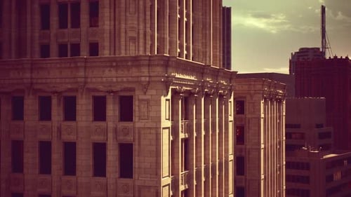 La luz del atardecer ilumina la arquitectura histórica en el bullicioso horizonte de una ciudad