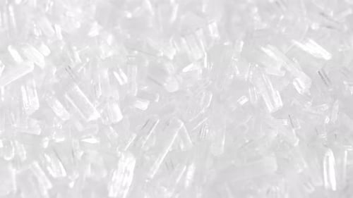 Vidéo macro de MSG présentant ses cristaux microscopiques.