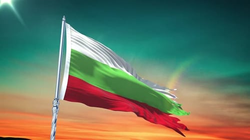 Bandera de Bulgaria ondeando de forma realista con cielo
