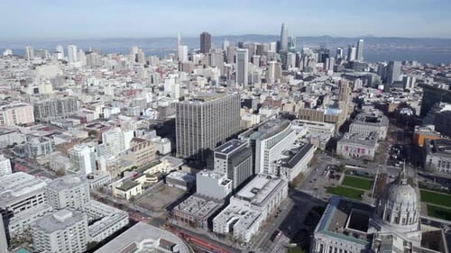 Panorama urbano de San Francisco, California, EE. UU., fotografiado con un Zumbido desde el Ayuntamiento y la Plaza del Centro Cívico