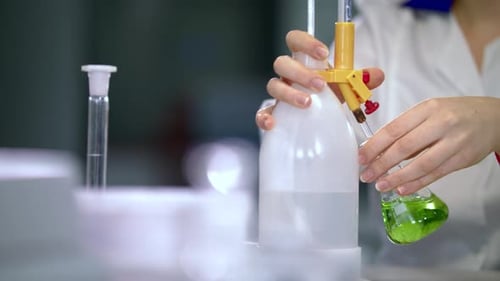 Chemisches Experiment im Chemielabor. Nahaufnahme des chemischen Experiments Chemische Reaktion...