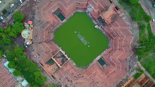 Vue de la tour de l'horloge de Husainabad et de l'architecture de Bada Imambara en Inde depuis un Drone