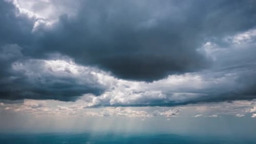 vista aérea de una tormenta eléctrica que ocurre en las nubes cuando está a punto de llover