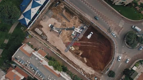Vue de haut en bas de l'assemblage de la grue à tour avec grue mobile - construction lourde #002