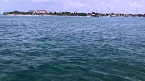 Vue de l'île depuis un bateau