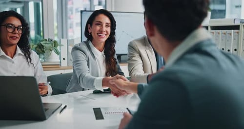 Rencontre, poignée de main et gens d'affaires avec un client pour un accord, un accord ou un partenariat B2B au bureau