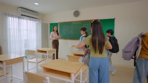Zurück in die Schule eines entzückenden Schülers, der das Klassenzimmer der Grundschule betritt.