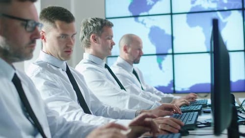 Equipe de profissionais de TI trabalhando nos computadores do Bright Office.