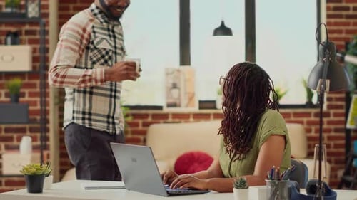 Büroangestellter analysiert Geschäftsbericht auf einem Laptop