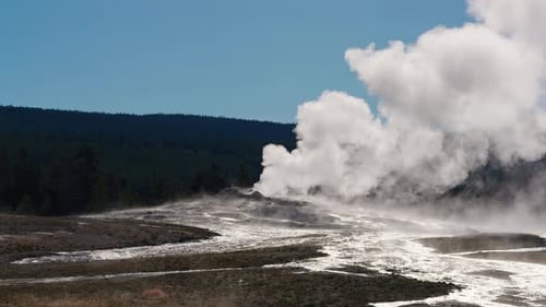Das Morgenlicht scheint über den Yellowstone-Geysiren, Dampf füllt die Luft