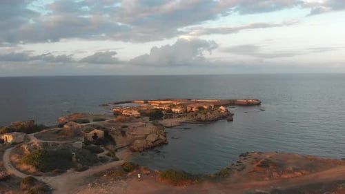 Ruines célèbres de Punta della Mola, dans la réserve naturelle du Plemmirio à Syracuse, vue aérienne