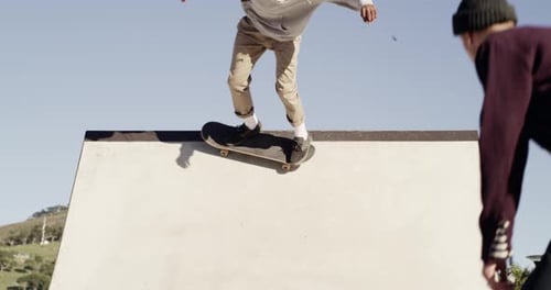 4k video footage of a group op people out skating at a skatepark
