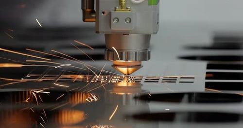 CNC-Laserschneiden von Metall, moderne Industrietechnologie.