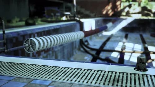 Ein verlassenes Schwimmbad mit einer Wasserrutsche in der Mitte