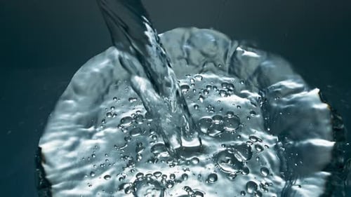 Nahaufnahme aus transparentem Glas mit Mineralwasser